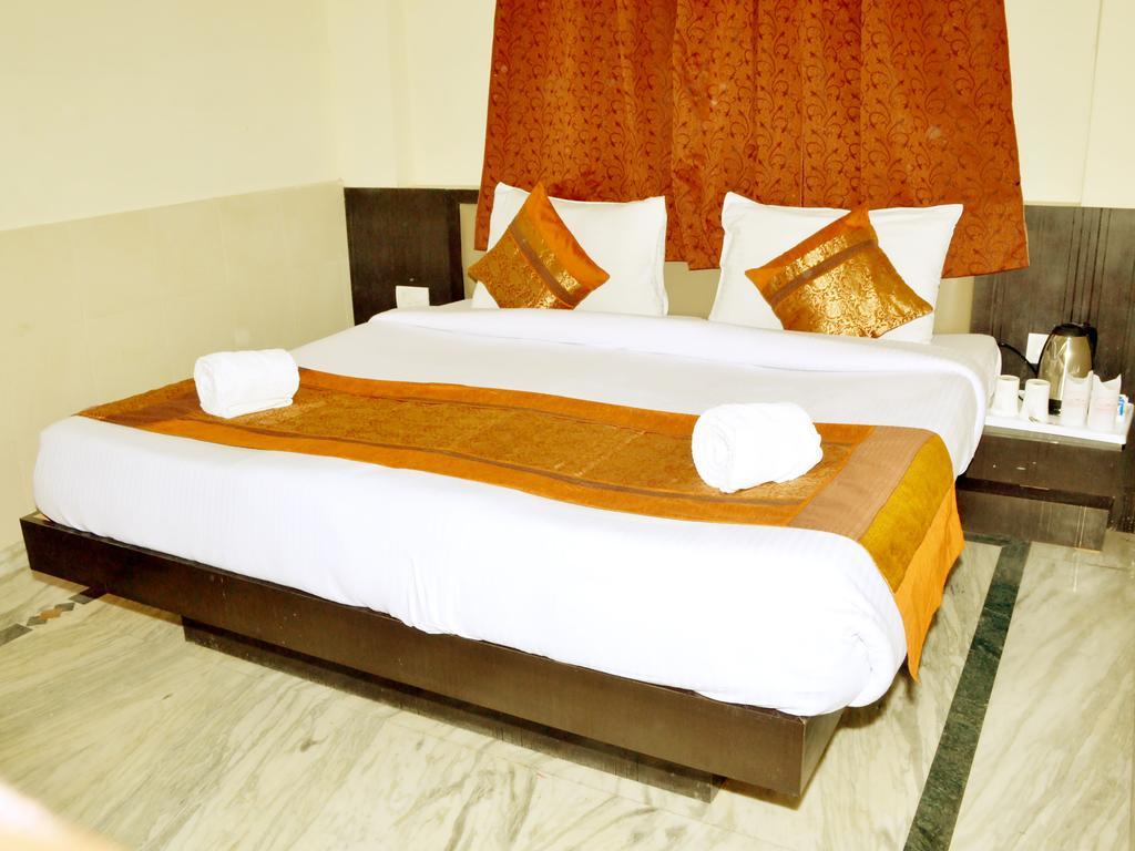Hotel Sheela, 100m from Taj Mahal Agra  Exteriör bild
