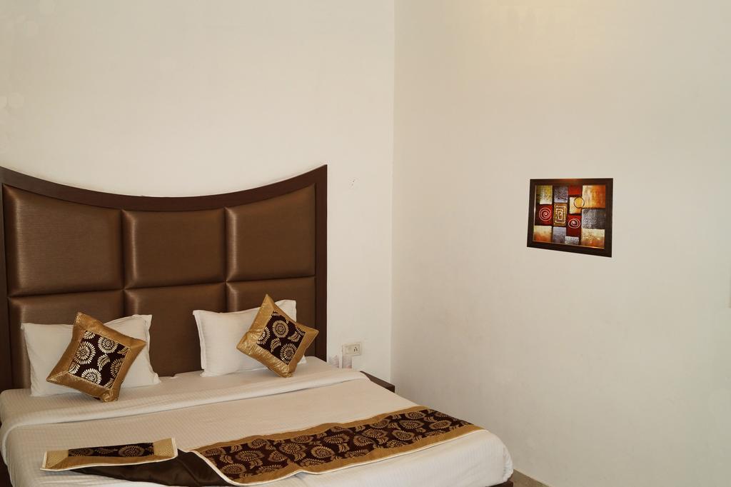 Hotel Sheela, 100m from Taj Mahal Agra  Exteriör bild