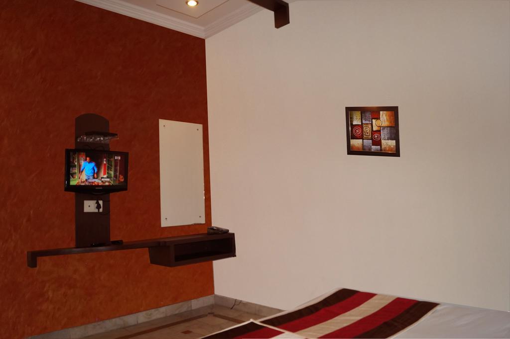 Hotel Sheela, 100m from Taj Mahal Agra  Exteriör bild